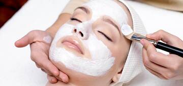 Kosmetolog wyjaśnił cel oczyszczania twarzy i jak uniknąć bólu podczas zabiegu