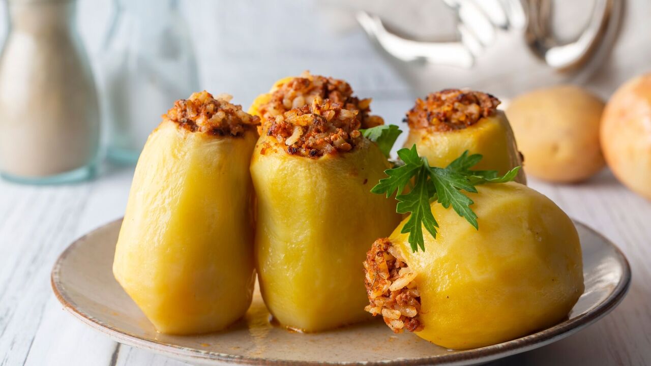 What to stuff potatoes with for dinner: an idea of a hearty and quick dish
