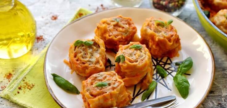 Basic pita bread roll in the oven: minced meat inside
