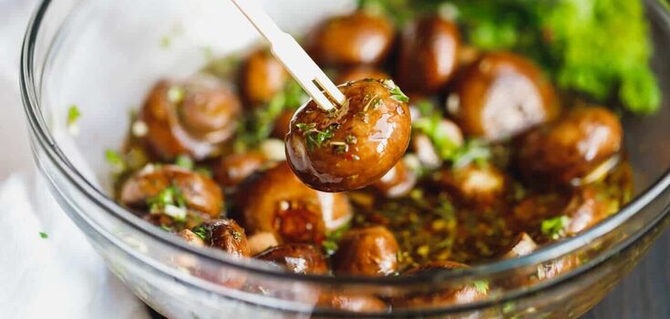 What to marinate champignons in 10 minutes: an idea for a very quick and budget-friendly appetizer