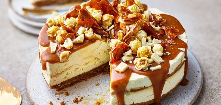 The legendary New York cheesecake with caramel and nuts: what to make the base of