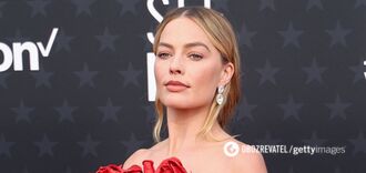 Margot Robbie showed off an exquisite manicure perfect for the Barbie look