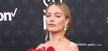 Margot Robbie shows off an exquisite manicure, perfect for the Barbie look