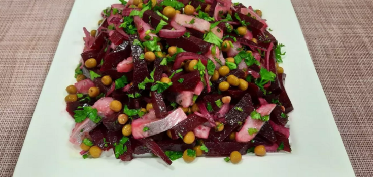 New herring and beetroot salad: an interesting combination for those who are tired of "Dressed herring"