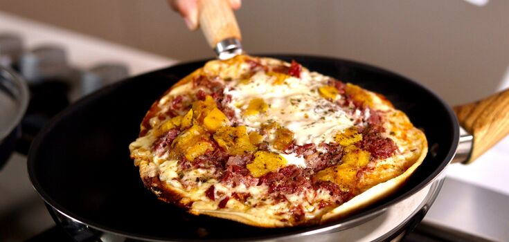 Healthy pizza without dough in a skillet: what to make