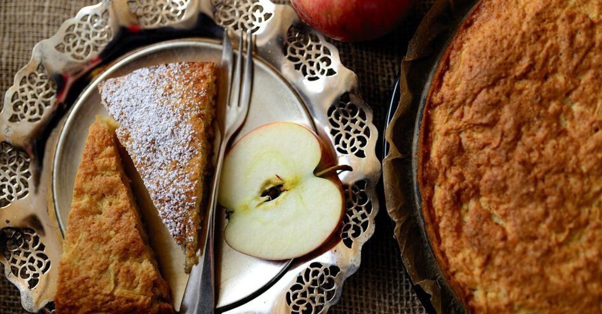Why store baked goods in the same dish with apples: a useful life hack