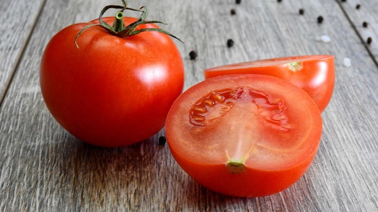 How to quickly peel tomatoes: you don't even need a knife