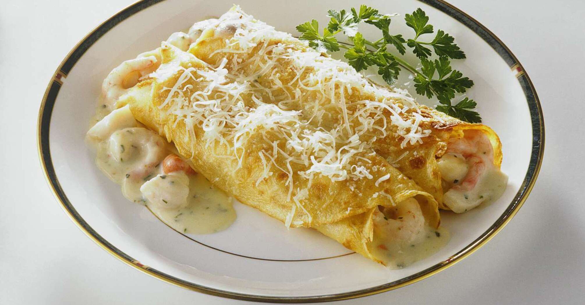 What salty filling to wrap in thin pancakes: a very hearty and simple appetizer