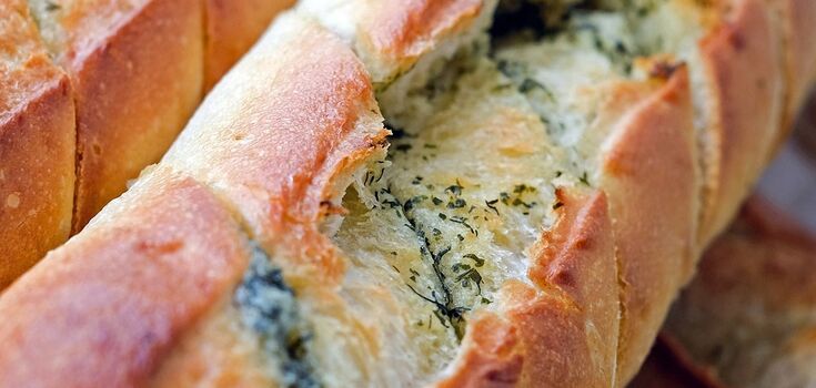 How to make a garlic baguette in minutes: an idea for a simple snack