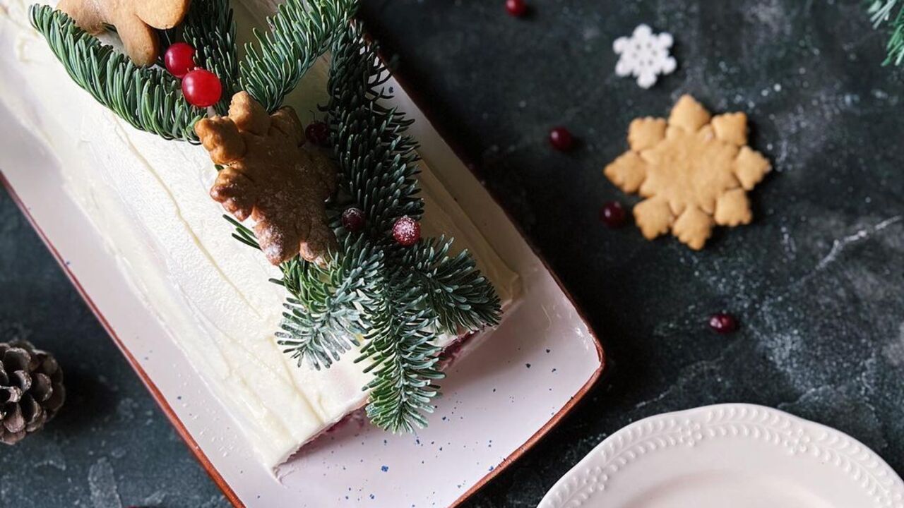 Cake "Logs under the Snow" is a delicious festive cake