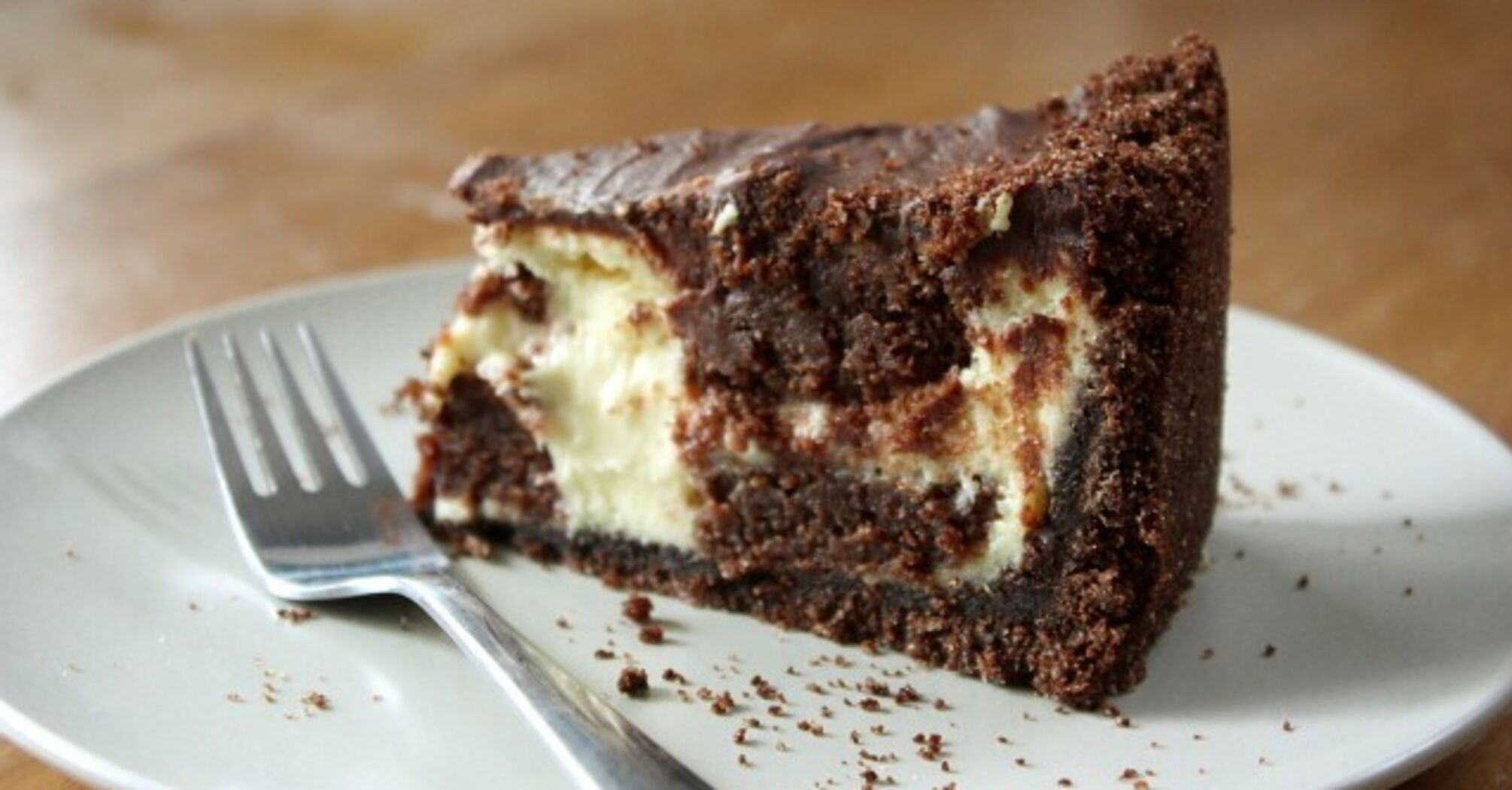 Juicy brownie cheesecake for tea: combine two types of dough in one dessert