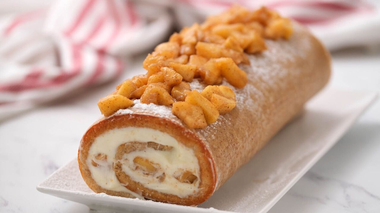 Elementary sponge cake roll with apples: it turns out very fluffy