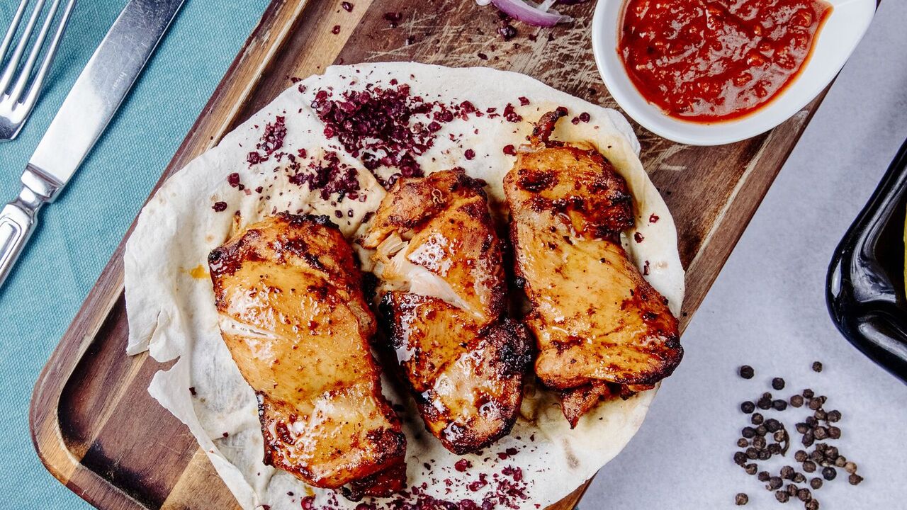 Chicken rolls in bacon: a simple and delicious dish for lunch