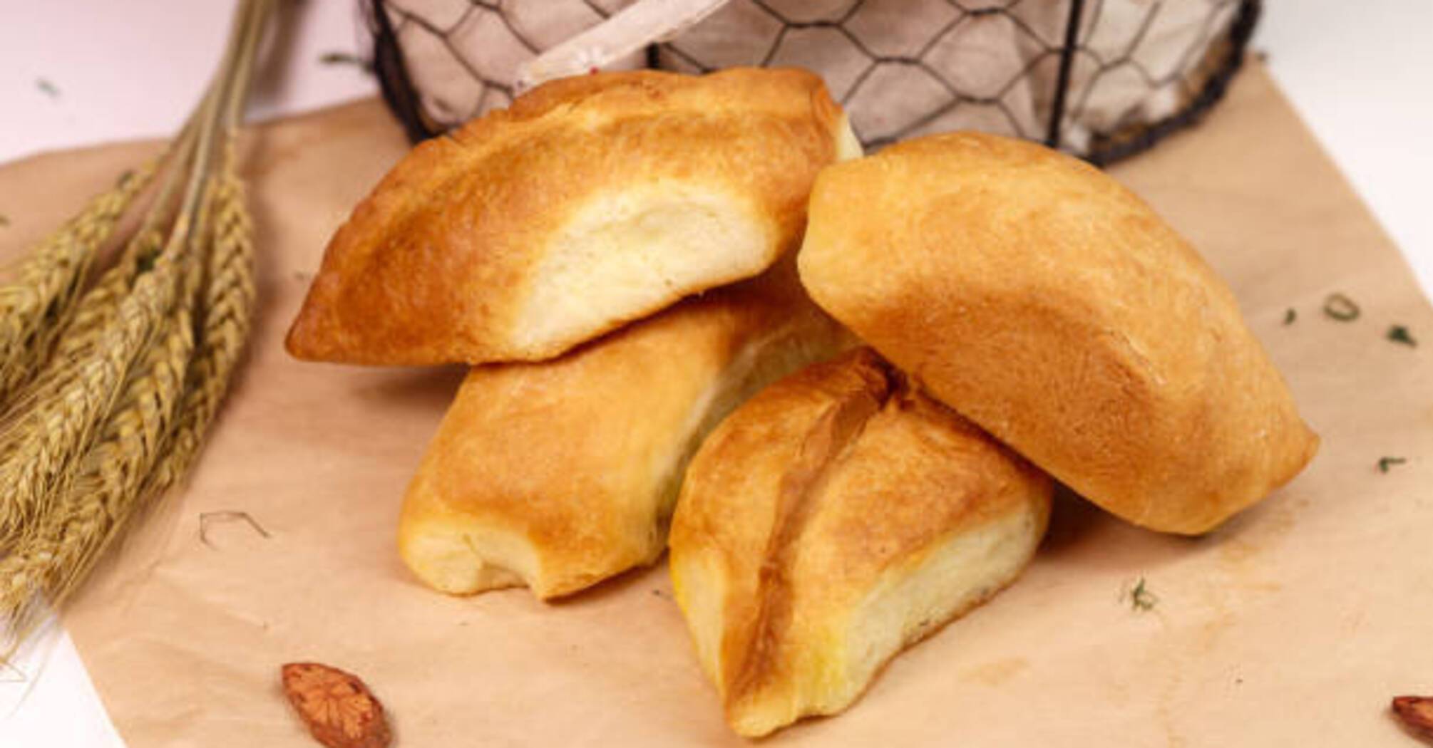 Fluffy fried pies with water and yeast: an express recipe