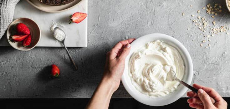 Yogurt dessert without sugar, flour and baking: an alternative to chocolate