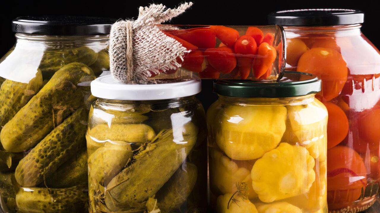 How to choose quality canning jars and what abbreviations on labels mean: explains the expert