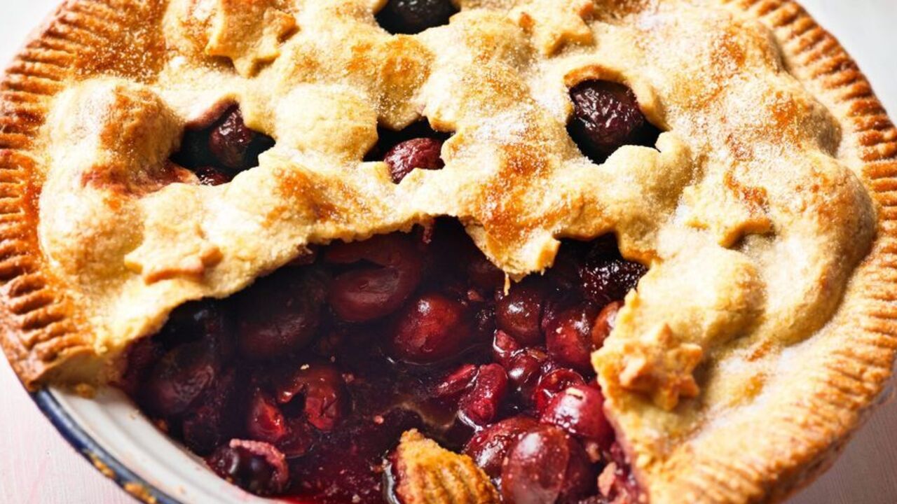 An elementary tea pie with frozen cherries: the dough is very crispy