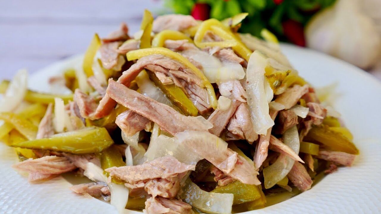 Meat and pickle salad for dinner: a recipe for a hearty and delicious dish
