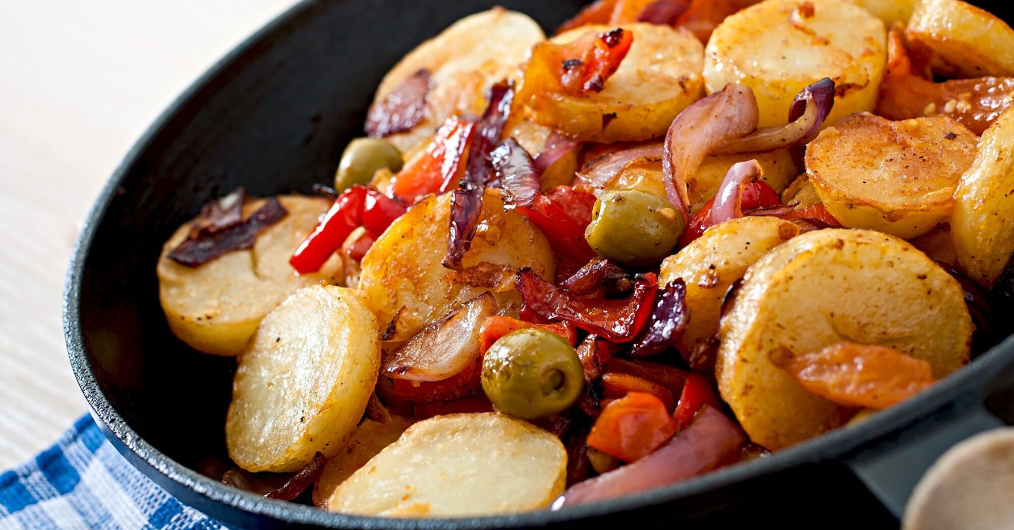 Flavorful potatoes with smoked chicken breast: a quick dish for a delicious lunch