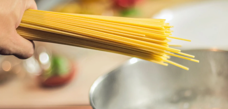 How to cook pasta so that it doesn't stick together and whether it can be rinsed: we explain
