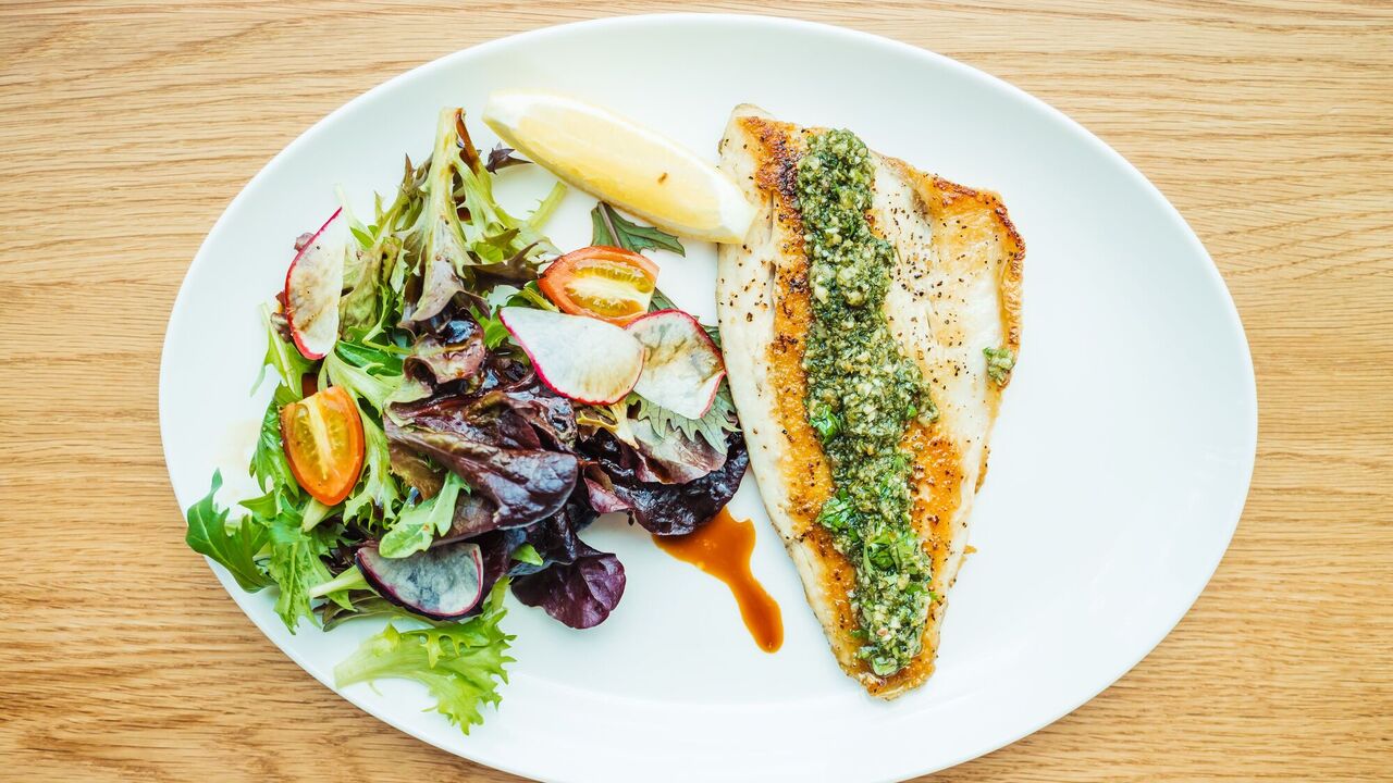 Mackerel with vegetable sauce: an unusual variant of the dish