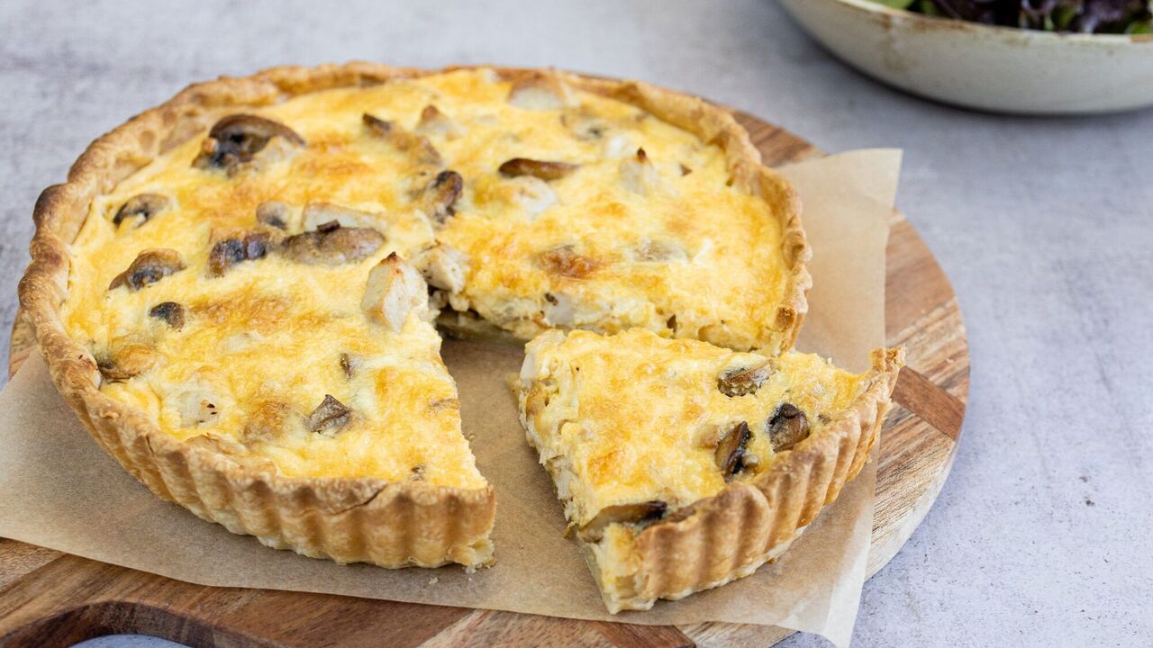 Podstawowy quiche z kurczakiem i grzybami na lunch: gotowany w piekarniku