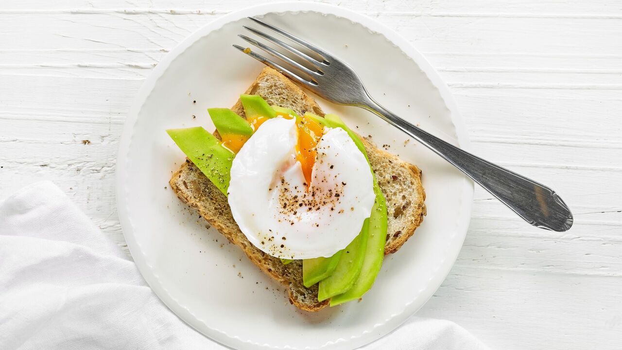 Perfect poached egg without a pan and boiling water in 1 minute: how to make