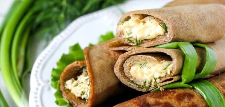 Hearty liver pancakes for a snack: what to make the filling from
