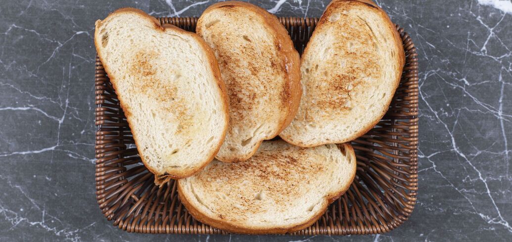 https://i2.obozrevatel.com/news/2024/1/3/slices-of-bread-in-a-wicker-basket.jpg?size=930x441