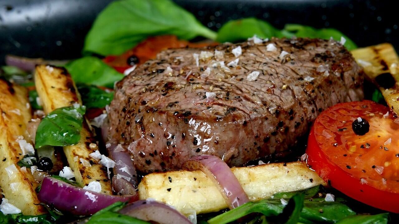 How to cook juicy steaks without using a frying pan: recipe for the oven