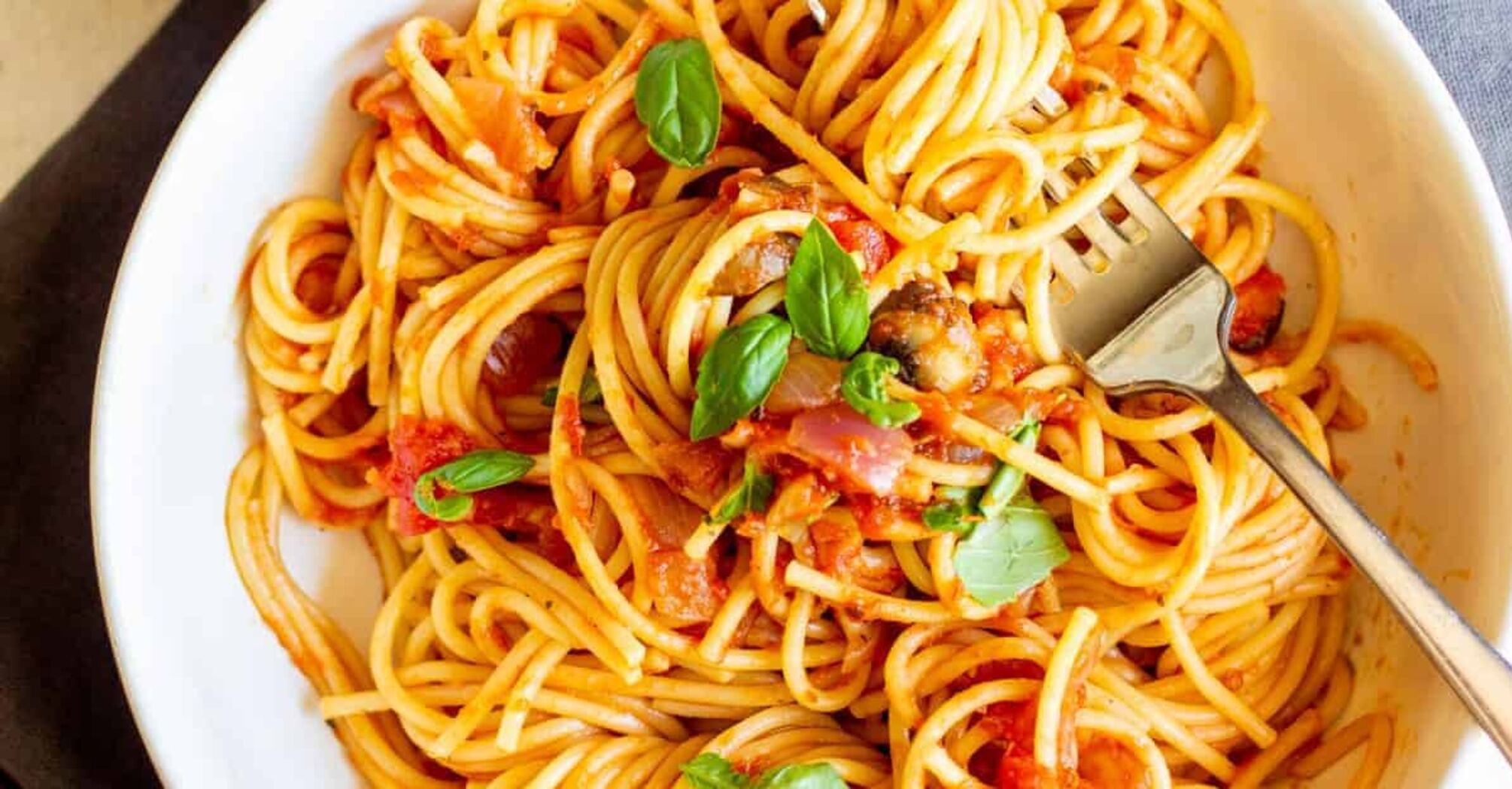 Real Ukrainian pasta with yellow tomato sauce: an idea from the chef