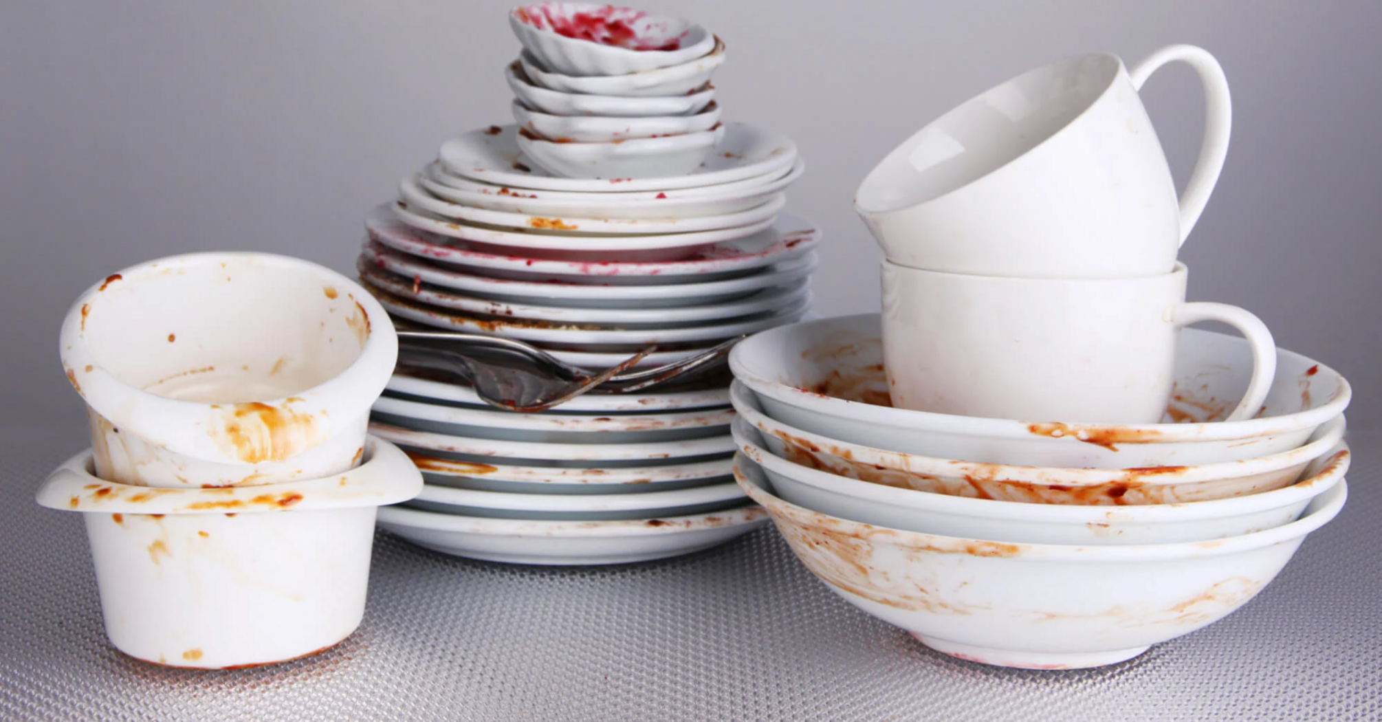How to clean dirty plates from yellow stains: top 4 ways