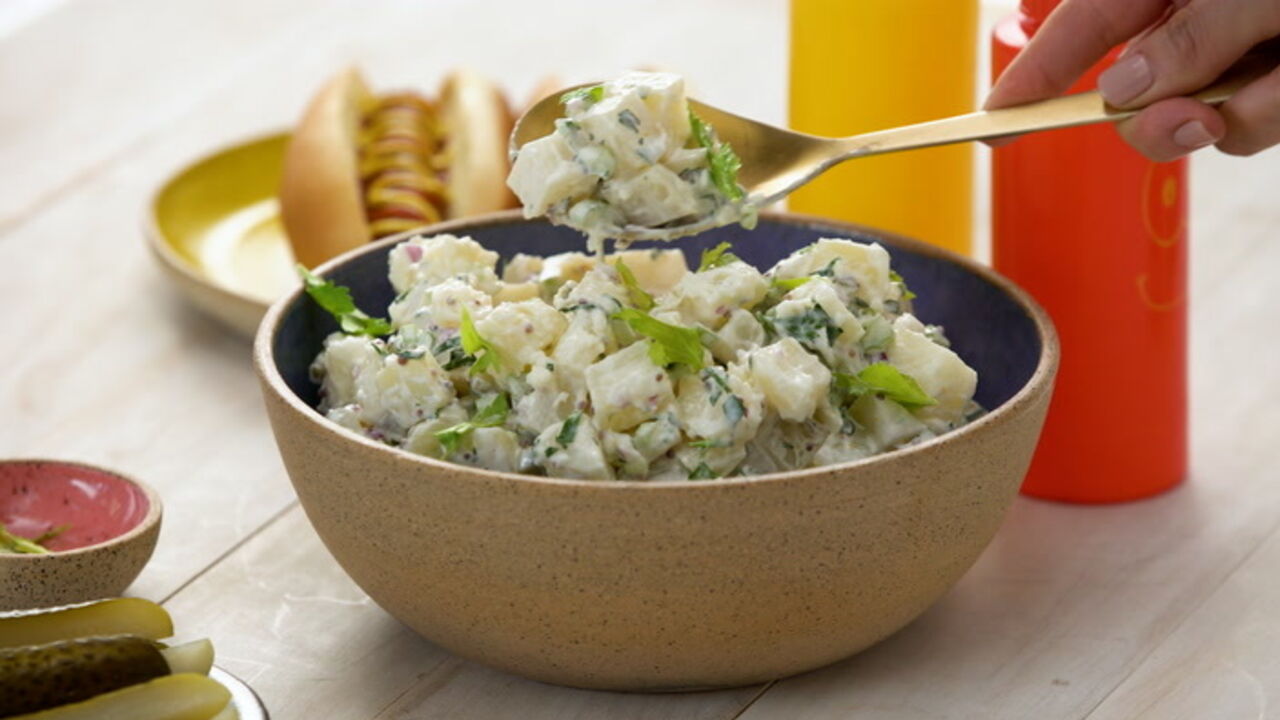Light and nutritious salad without mayonnaise: what to dress it with