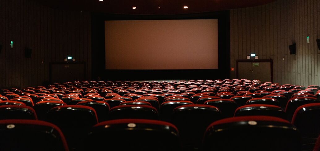 Различия между выбором места в кинотеатре