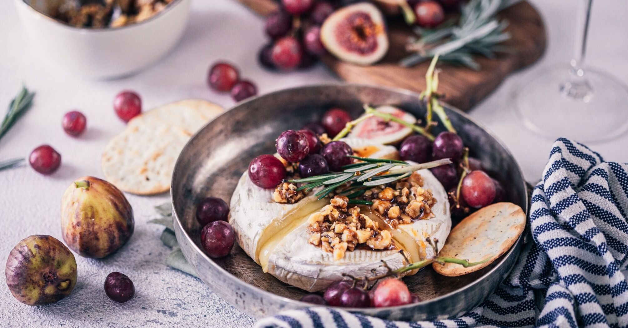 Brie wreath: an incredibly delicious and easy appetizer to make for holidays