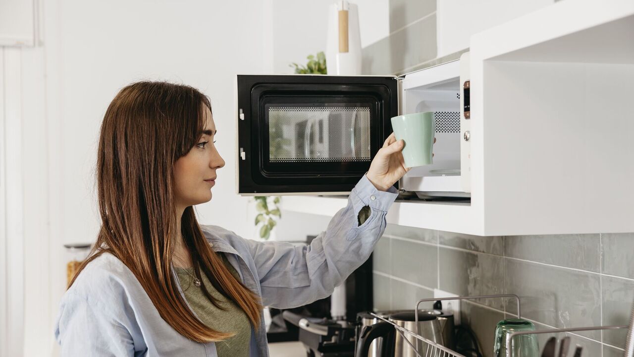 How to clean the dirtiest microwave without chemicals: a budget method