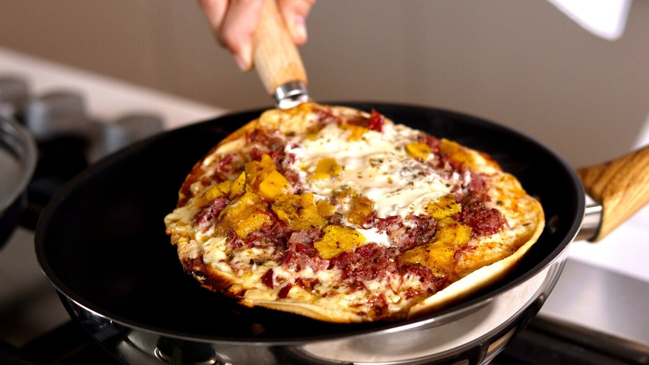 Pizza in 10 minutes: a great option for breakfast or dinner