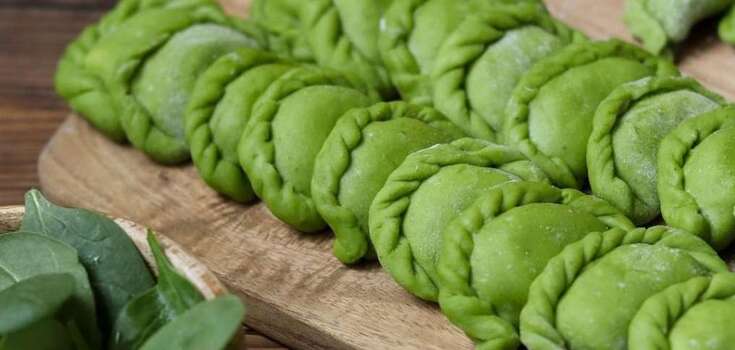 Spinach varenyky with cheese and smoked chicken: an ordinary dish in a new way