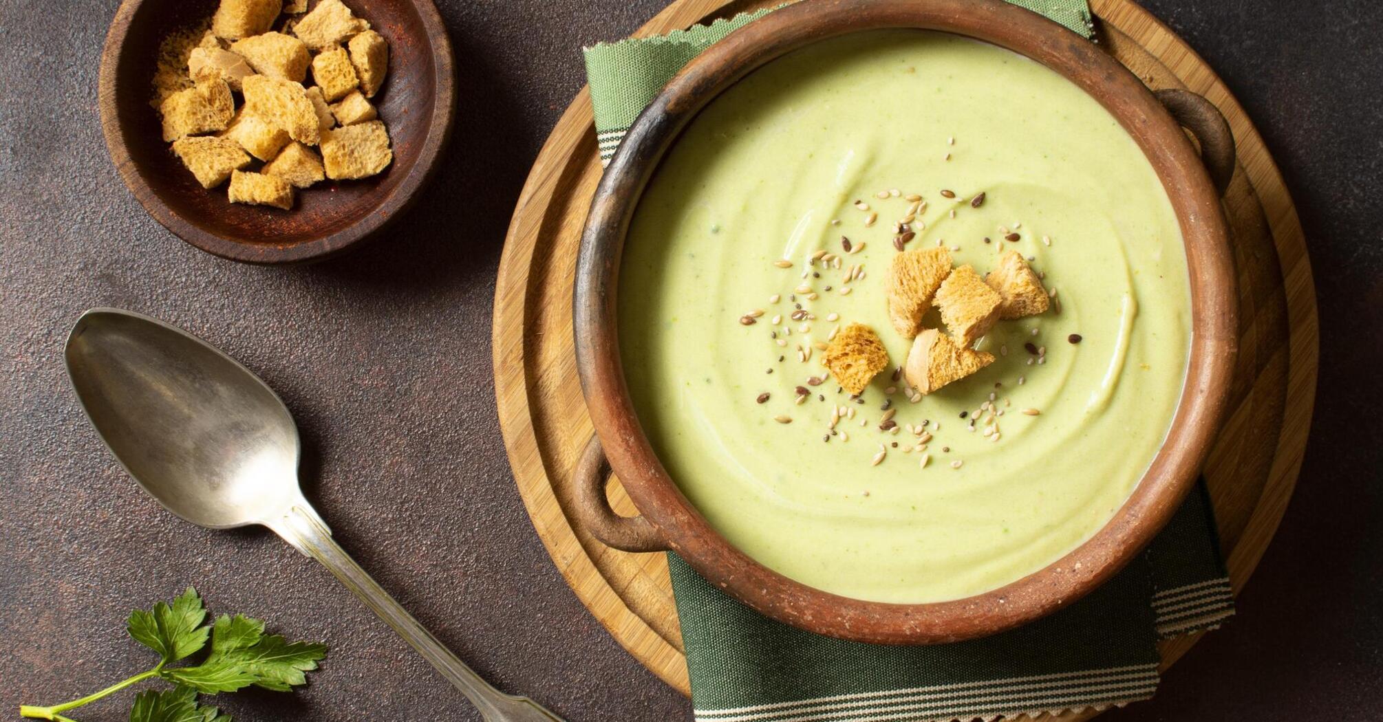 Avocado cream soup: the perfect recipe with nachos or croutons