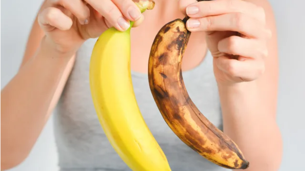 What to do with bananas so they don't turn black for a long time: an elementary life hack