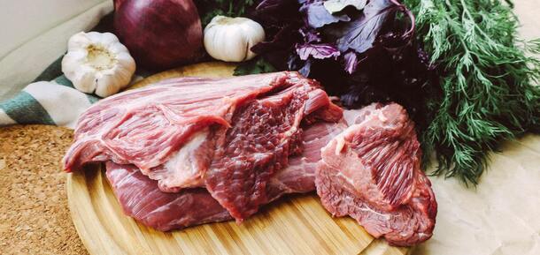 Będzie bardzo miękka i soczysta: podpowiadamy, jak prawidłowo gotować wołowinę