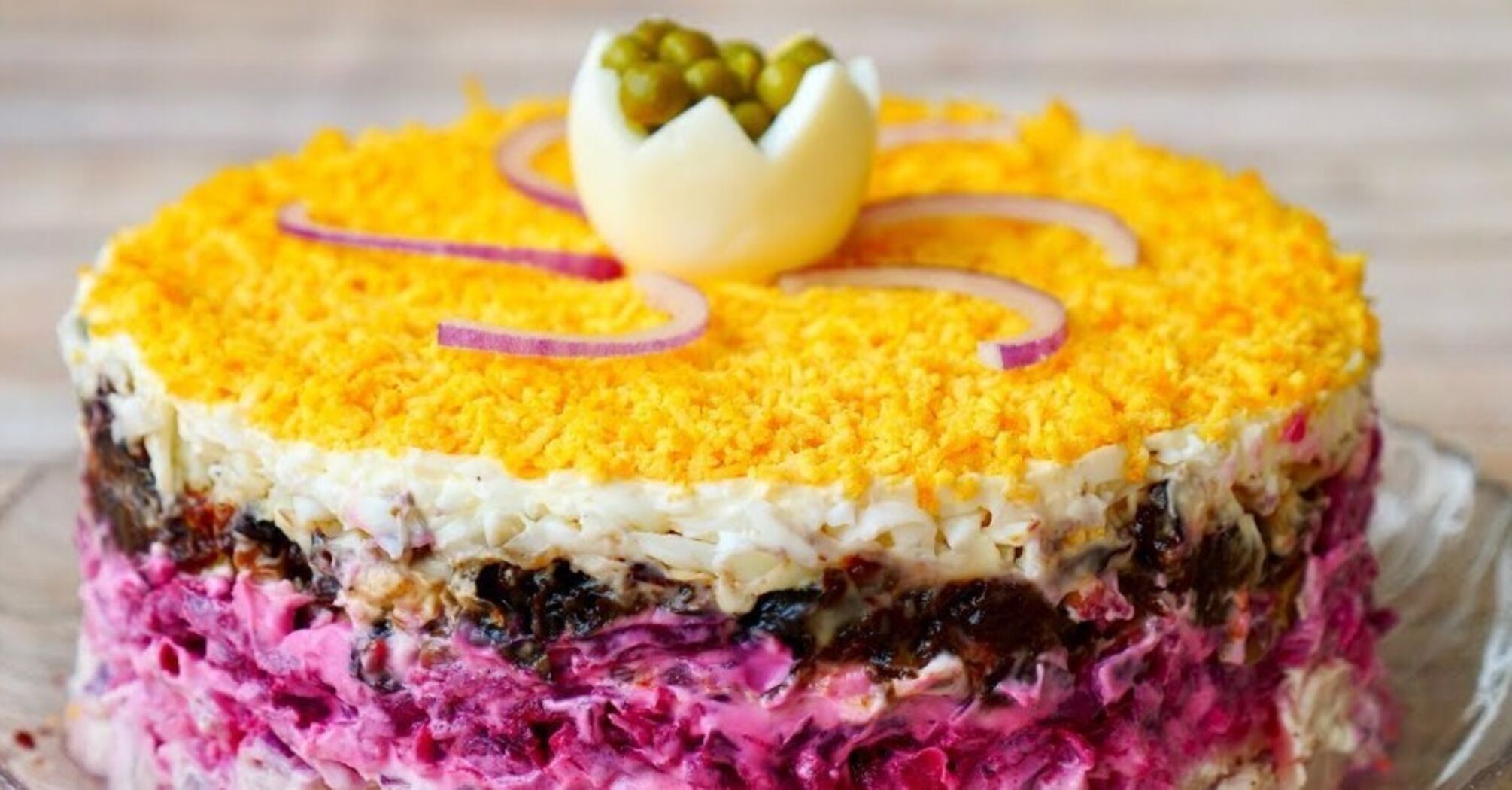 Alternative to "Dressed herring": spectacular "Count" salad with beets and chicken