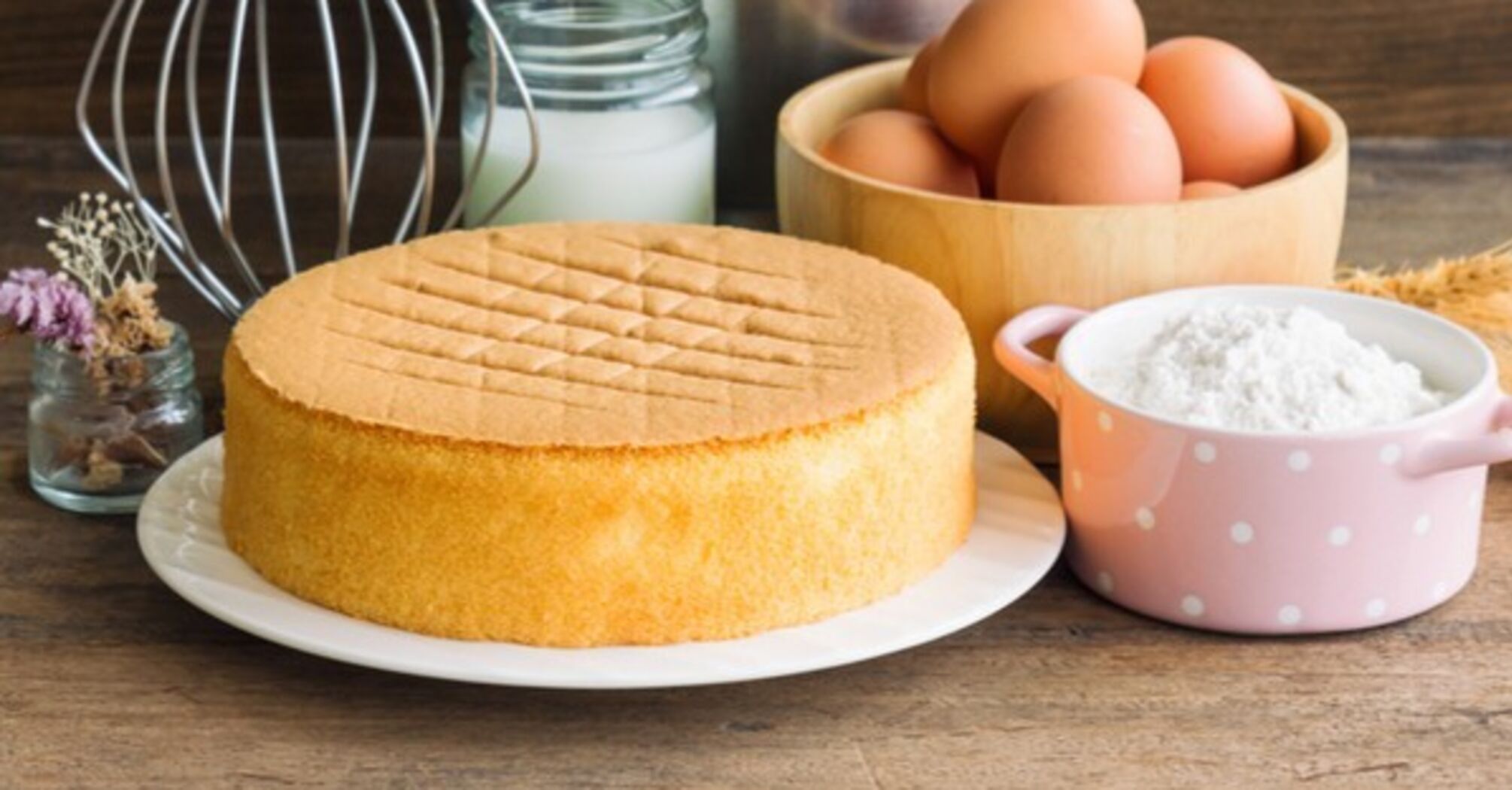 A fluffy sponge cake that will definitely not fall and will turn out delicious: how to prepare the dough correctly