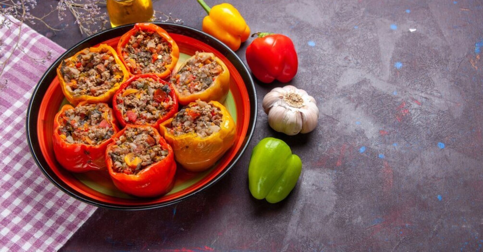 Delicious stuffed peppers with meat and cheese: how to prepare a hearty dish for lunch