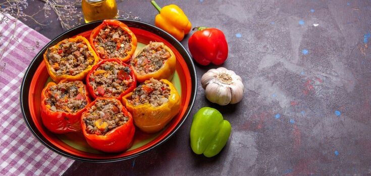 Delicious stuffed peppers with meat and cheese: how to prepare a hearty dish for lunch