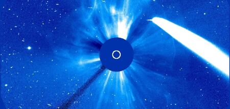 Kometa, która pojawia się raz na 80 000 lat, została uchwycona podczas wybuchu na Słońcu. Zdjęcie.