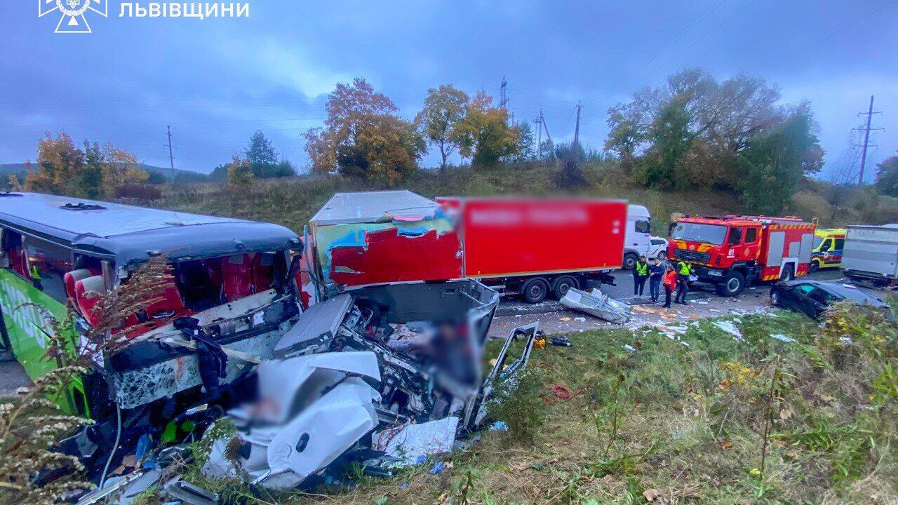 A large-scale accident involving a Warsaw – Odesa bus has occurred in the Lviv region: three people were killed and more than 30 injured. Photos and video
