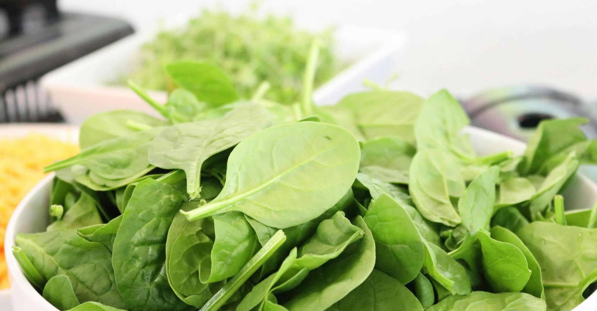 How to store spinach so that it does not wilt for a month: a simple technique