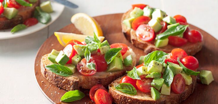 Original and delicious bruschetta with avocado and cherry tomatoes: how to cook