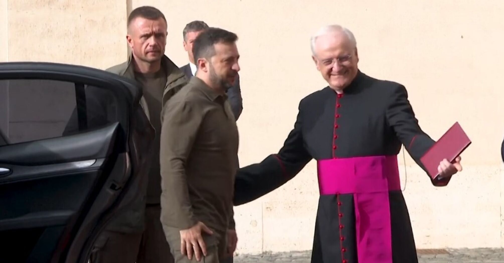 Zelenskyy arrived at the Vatican to meet with Pope Francis. Video